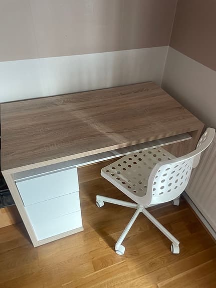 Skrivbord med lådor och vit kontorsstol