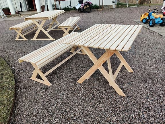 Trädgårdsbord och bänkar i trä