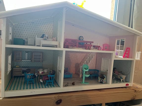Lundby dockskåp med inredning, kattungar, mat och dockor
