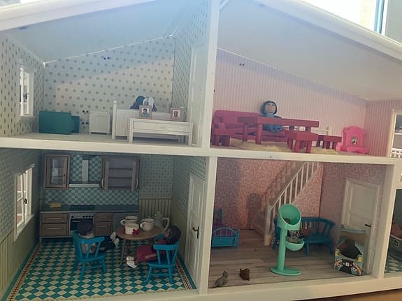 Lundby dockskåp med inredning, kattungar, mat och dockor