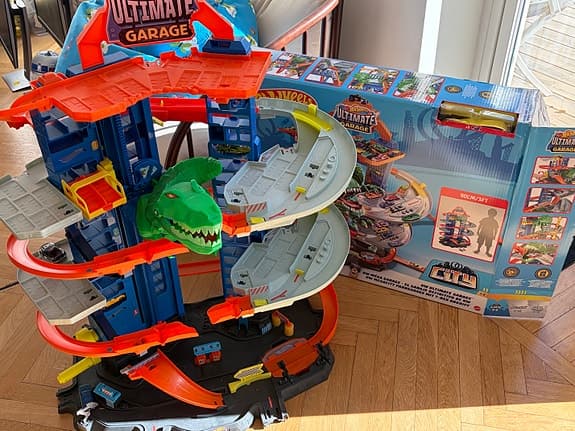 Hot Wheels Ultimate Garage bilbana med dinosaurus