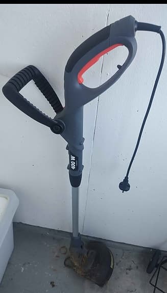 Elektrisk grästrimmer med teleskopskaft