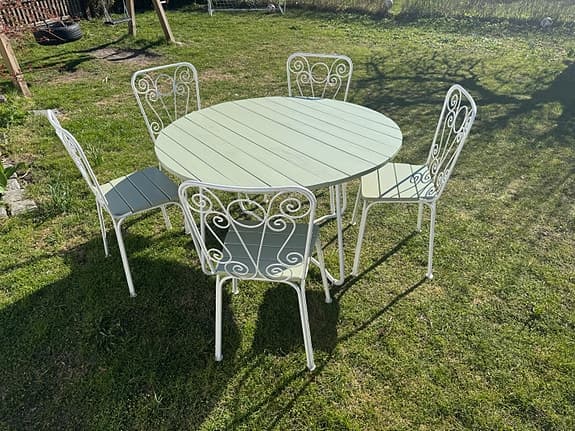 Runt trädgårdsbord med 5 stolar - utemöbler