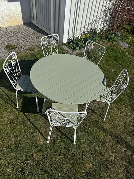 Runt trädgårdsbord med 5 stolar - utemöbler