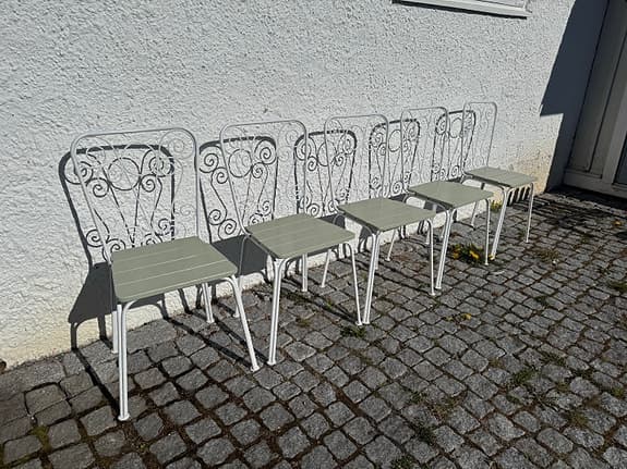 Runt trädgårdsbord med 5 stolar - utemöbler