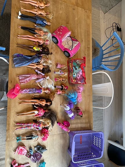 Barbie dockor med kläder, hästar och bil