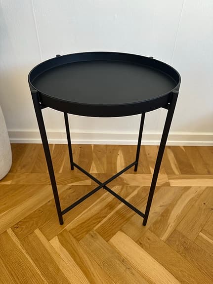 Svart sidobord / brickbord i metall