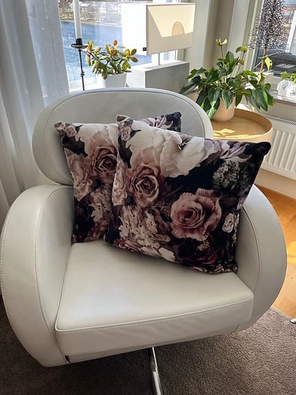 Hemtex prydnadskuddar med blommigt mönster