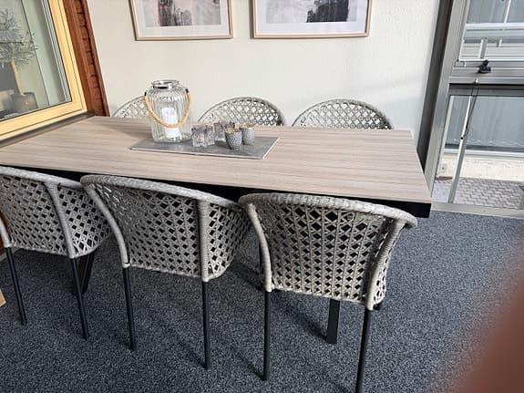 Matgrupp utebord med 6 stolar grå