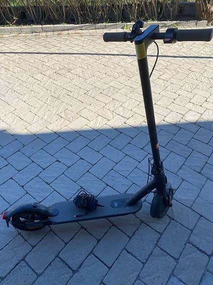 Svart elsparkcykel Mi