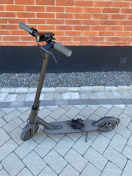 Svart elsparkcykel Mi