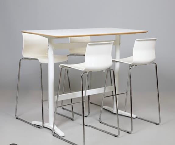IKEA BARBORD MED FYRA STOLAR