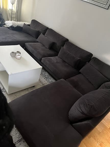5 sits mörkbrun soffa.