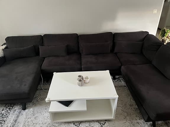 5 sits mörkbrun soffa.