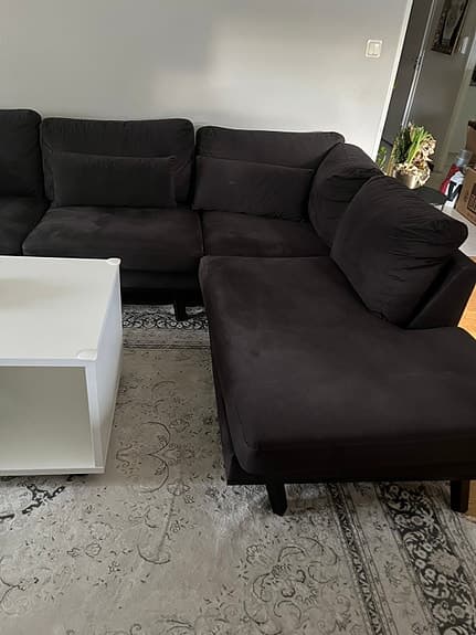 5 sits mörkbrun soffa.