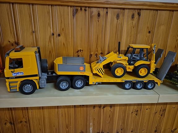 Bruder lastbil med trailer och traktorleksak