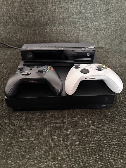 Xbox One X med handkontroller och Ny Kinnect