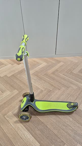Globber Elute Delux Light scooter for kids