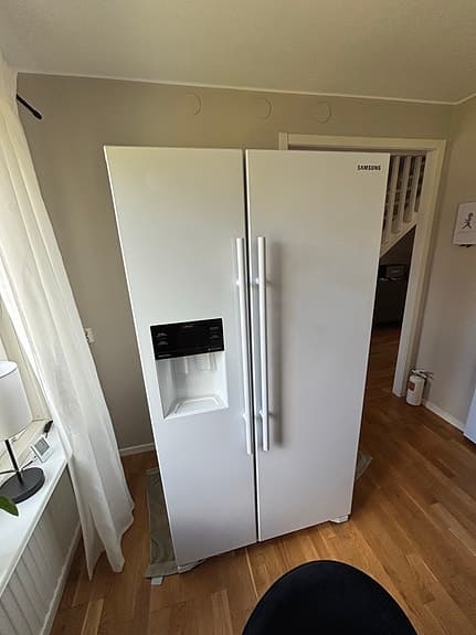 Samsung Side-by-Side kyl och frys vit med is- och vattenautomat