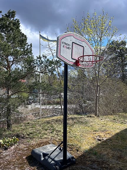 Basketkorg med ställning