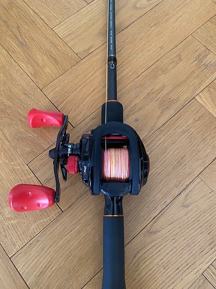 Multirulle från Abu Garcia svart/röd