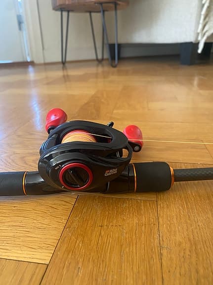 Multirulle från Abu Garcia svart/röd