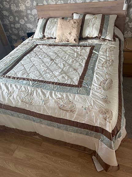 King size säng överkast med kuddar
