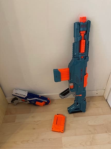 Nerf leksakspistoler med magasin och pilar