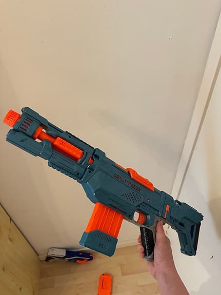 Nerf leksakspistoler med magasin och pilar