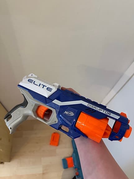 Nerf leksakspistoler med magasin och pilar