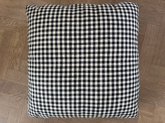 B&B Italia svart/vit rutig kudde 60*60