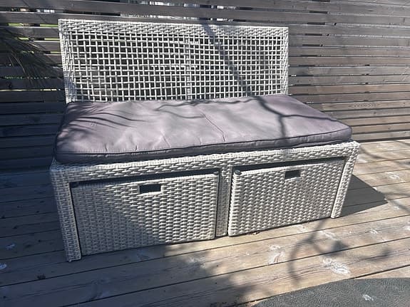 Bänk i konstrotting med förvaring och dyna