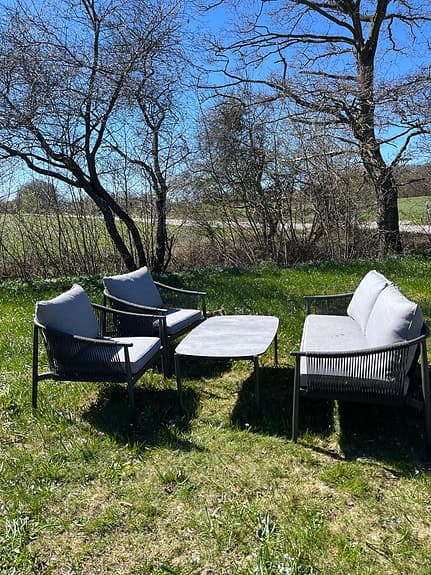 Utegrupp med soffa, två fåtöljer och bord.