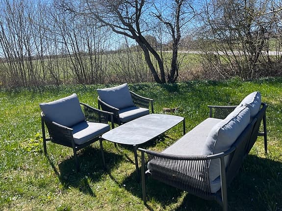 Utegrupp med soffa, två fåtöljer och bord.
