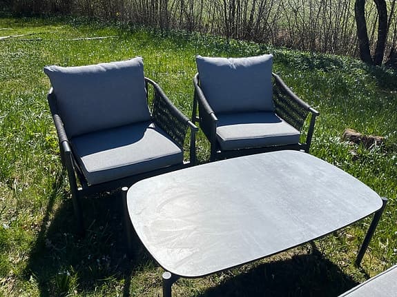 Utegrupp med soffa, två fåtöljer och bord.