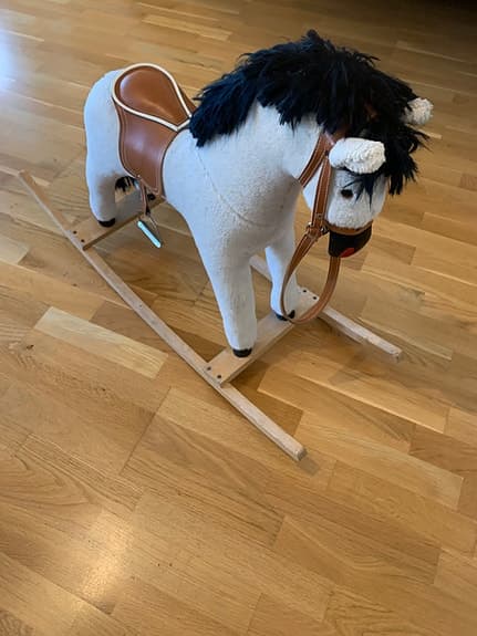 Vacker och rolig gunghäst
