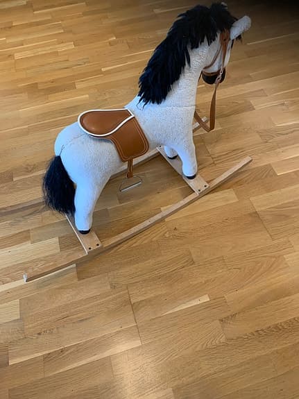 Vacker och rolig gunghäst