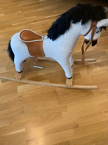 Vacker och rolig gunghäst