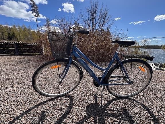 Blå cykel med korg och pakethållare, 3-växlad