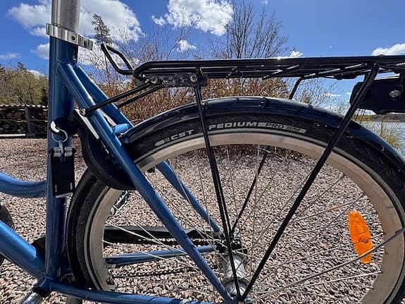 Blå cykel med korg och pakethållare, 3-växlad