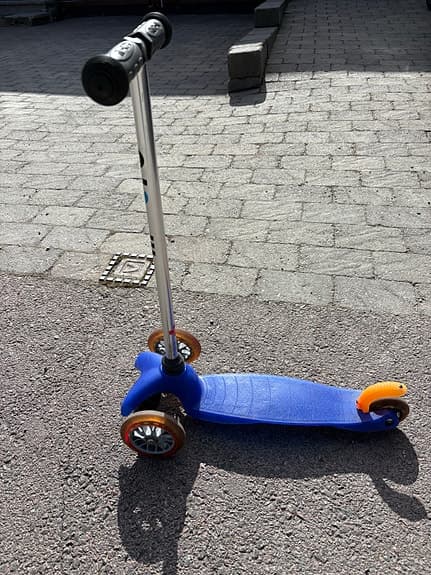 Micro Mini Sparkcykel. Blå trehjuling sparkcykel för barn