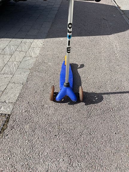 Micro Mini Sparkcykel. Blå trehjuling sparkcykel för barn
