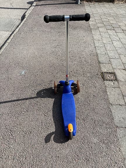 Micro Mini Sparkcykel. Blå trehjuling sparkcykel för barn