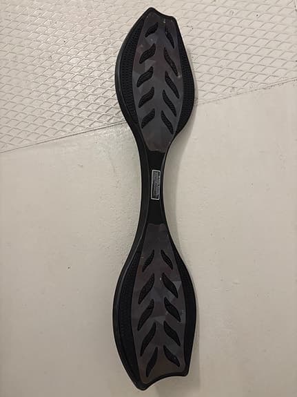 Svart waveboard med två hjul