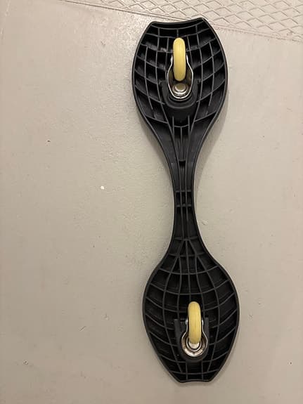 Svart waveboard med två hjul