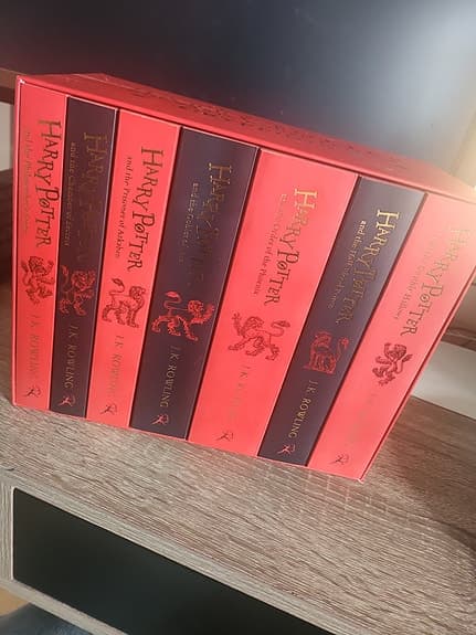 Harry Potter Hogwarts House Editions Gryffindor box med böcker