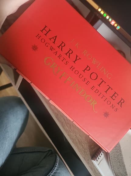 Harry Potter Hogwarts House Editions Gryffindor box med böcker