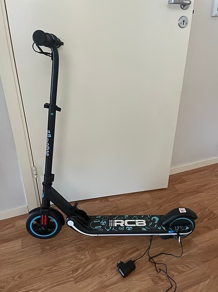 RCB elsparkcykel svart/blå