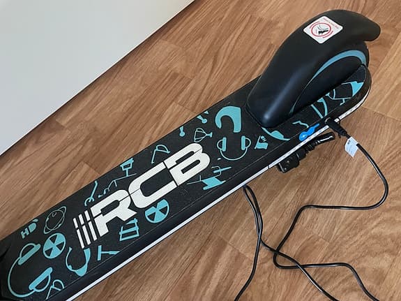 RCB elsparkcykel svart/blå