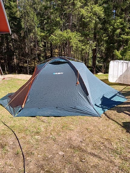 Litet smidigt tält med pinnar på utsidan